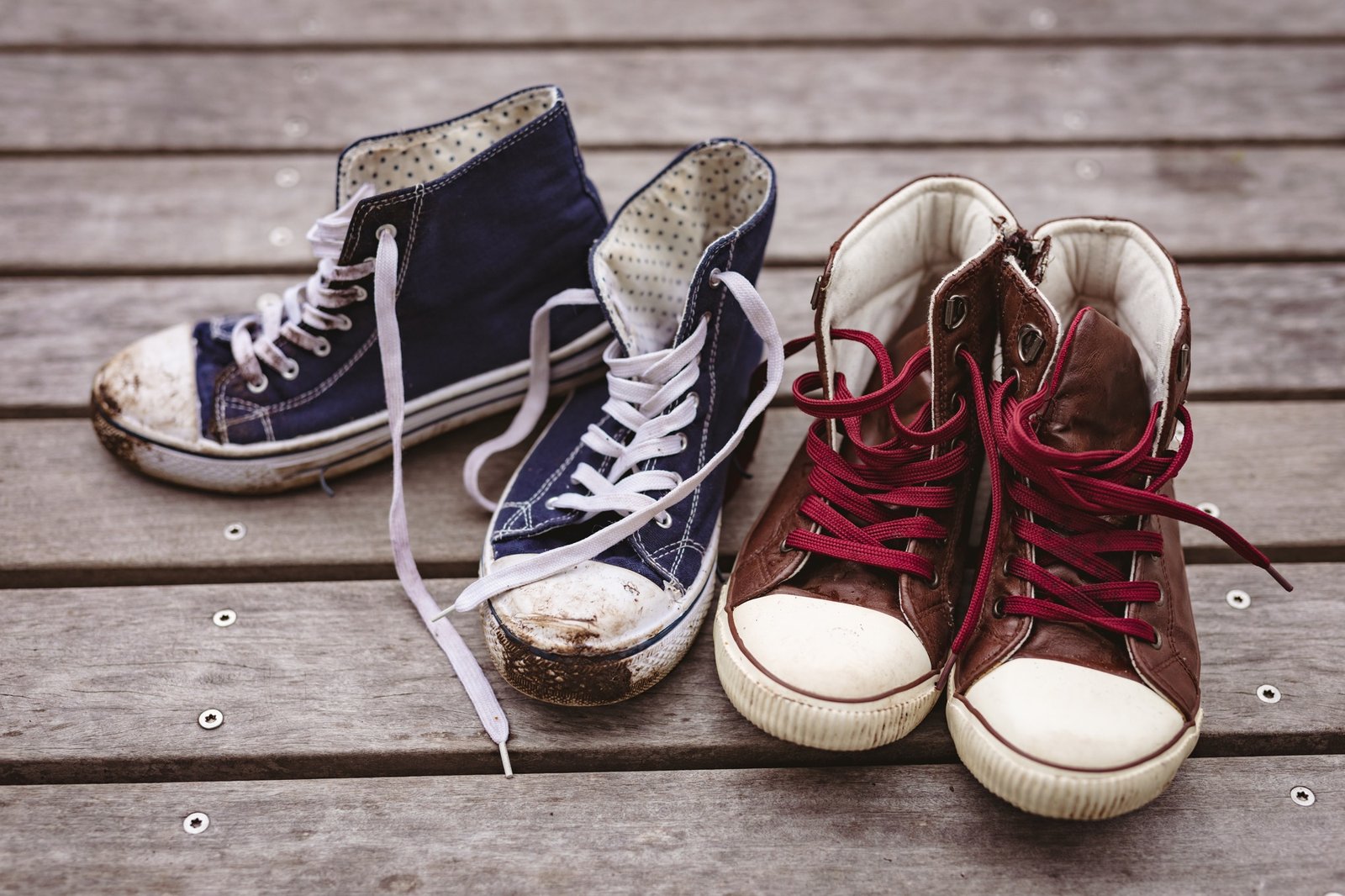 Abgenutzte alte Schuhe mit verformter Sohle