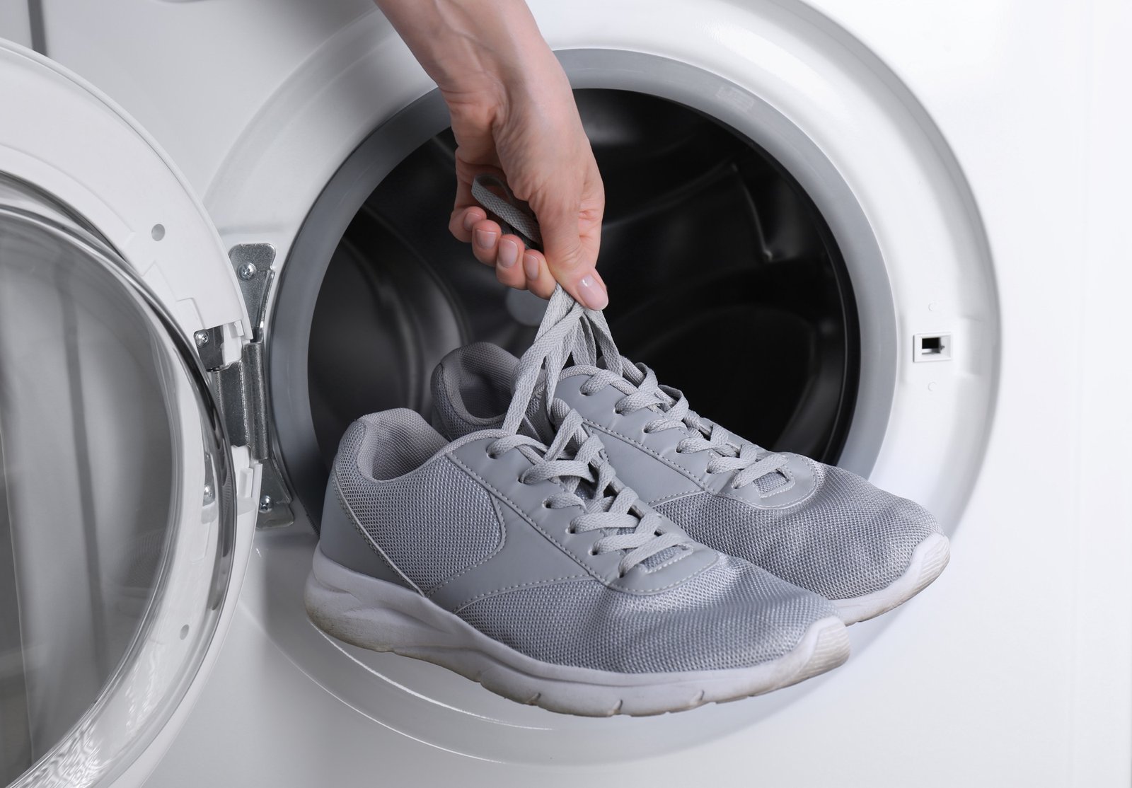 Sneaker werden in der Waschmaschine gewaschen