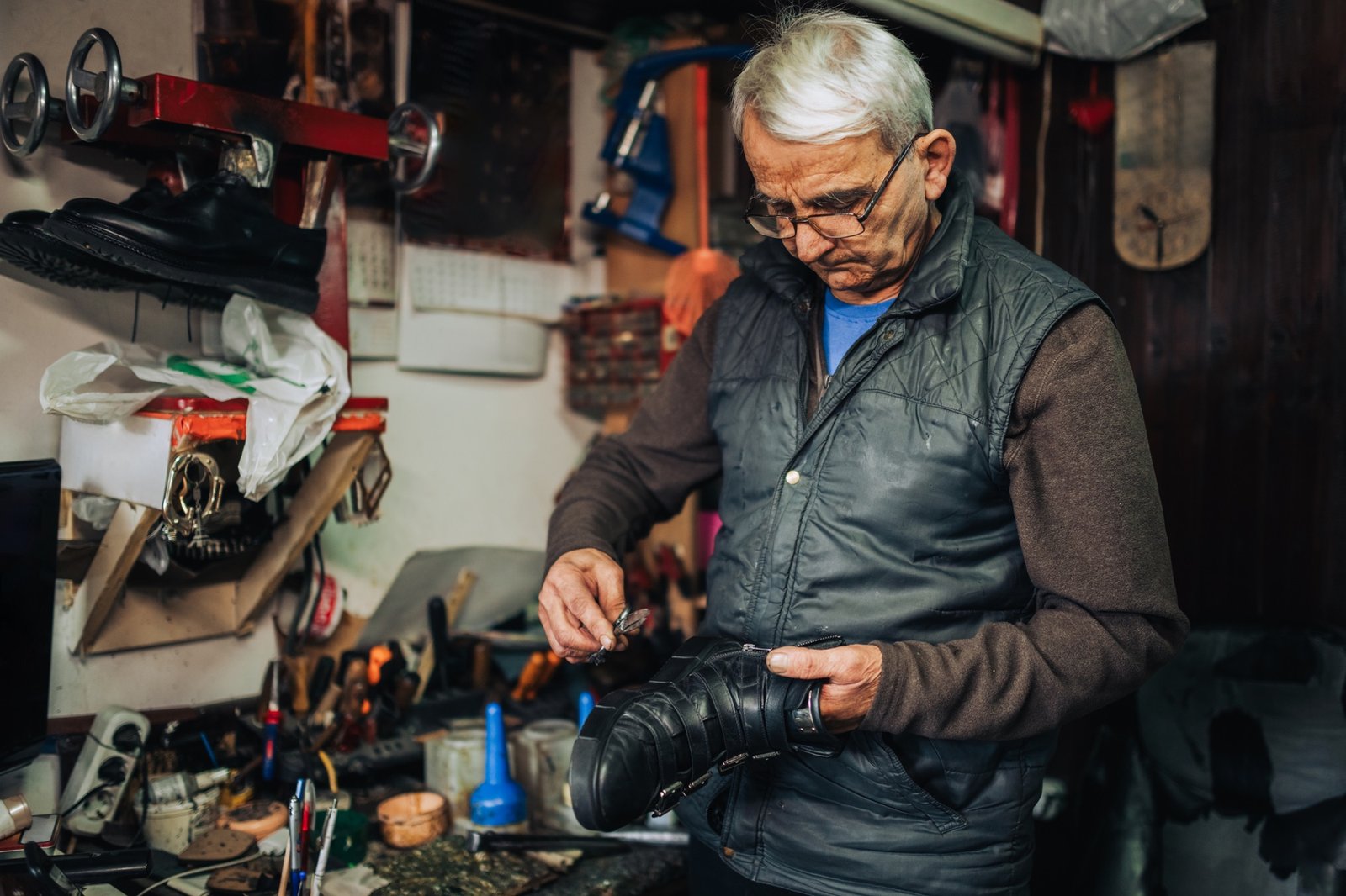Schuster arbeitet in seiner Werkstatt an einem Schuh