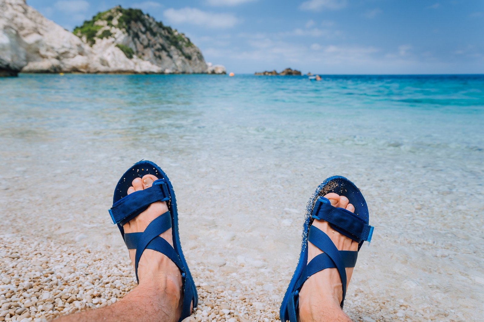 Geschwollene Füße im Sommer in engen Schuhen