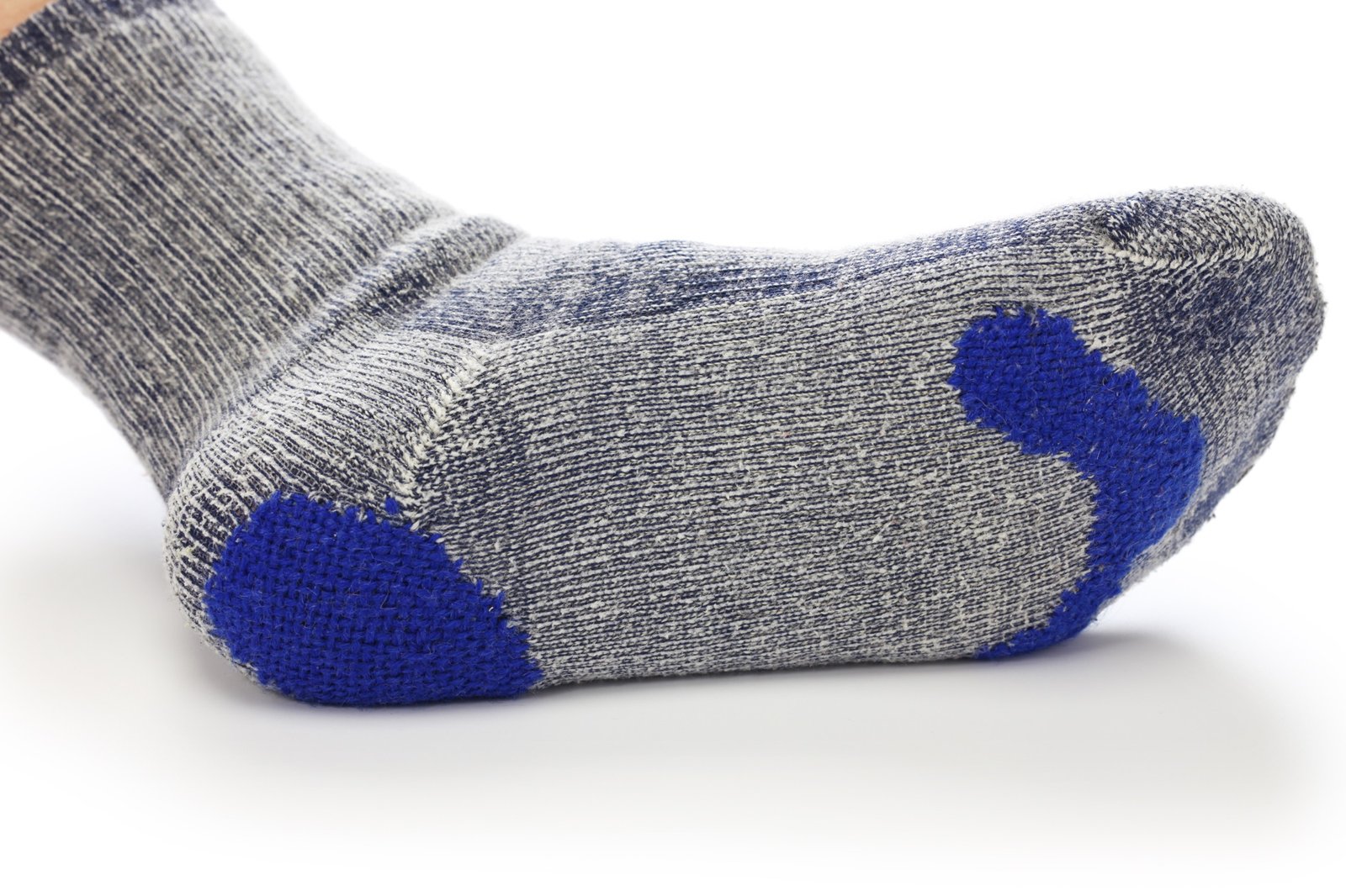 Gepolsterte Wandersocken liegen neben Wanderschuhen