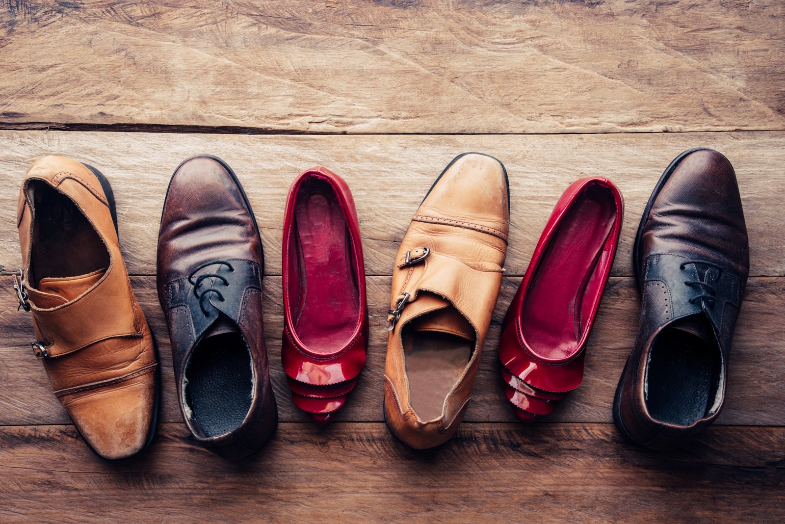 Verschiedene Hausmittel zum Weiten von Schuhen auf einem Tisch
