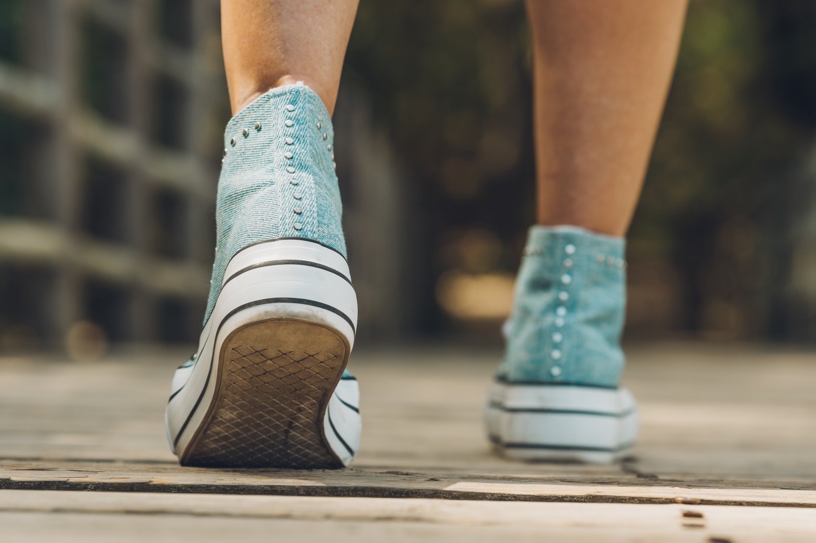 Neue Schuhe beim Einlaufen auf einem Gehweg