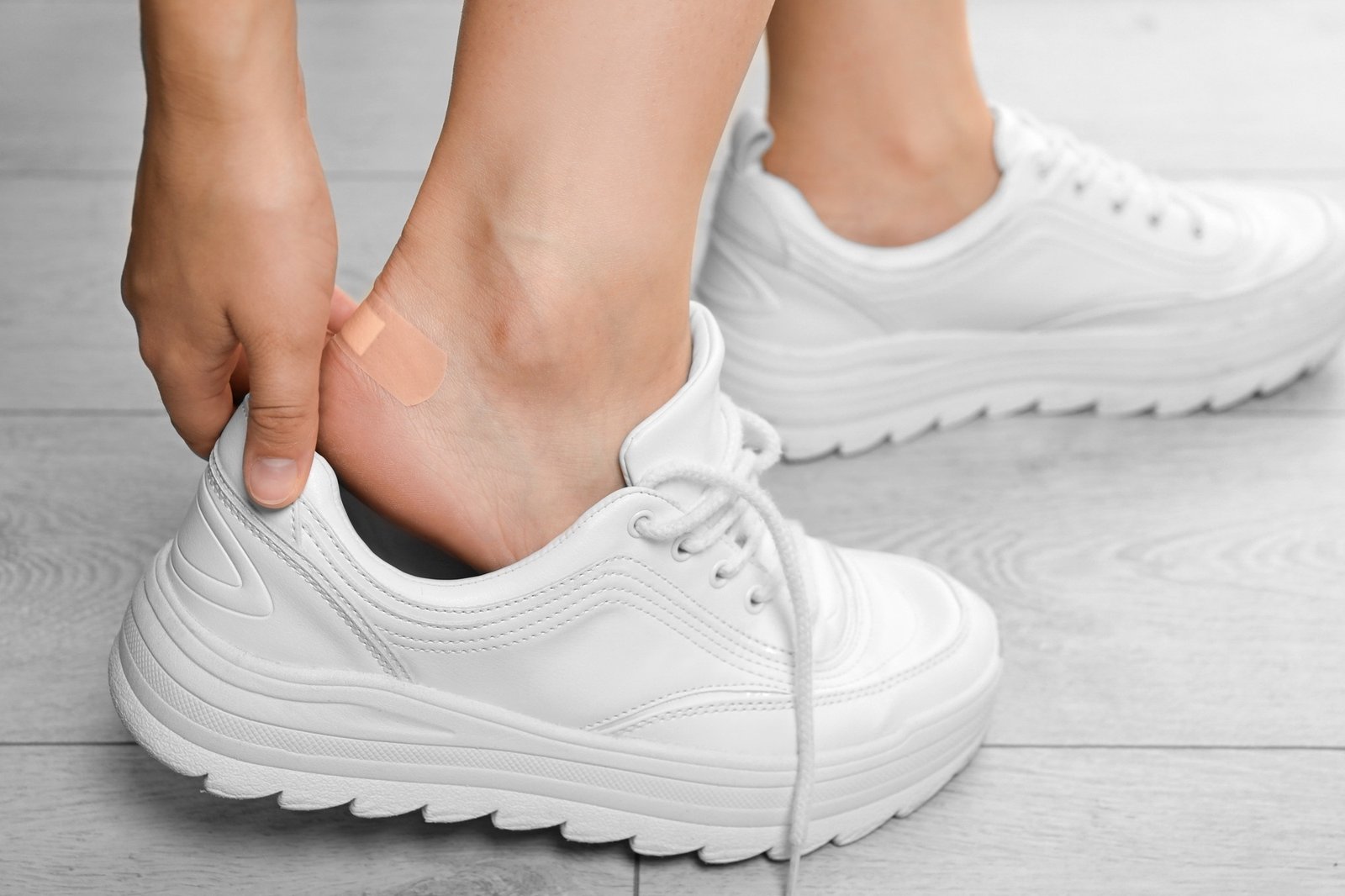Schuh reibt seitlich am Knöchel und hinterlässt rote Stelle